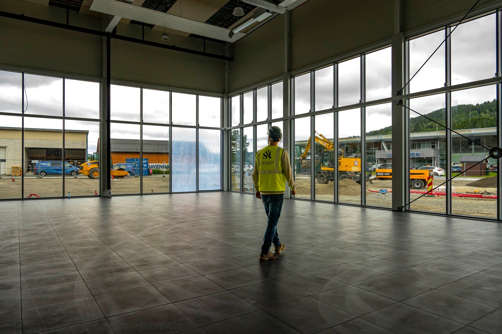 Okkenhaug Bil sine tilsvarende lokaler på sørlig og motstående side. Gjør oppmerksom på at takhøyden er lavere på nordsiden. Galleribilde