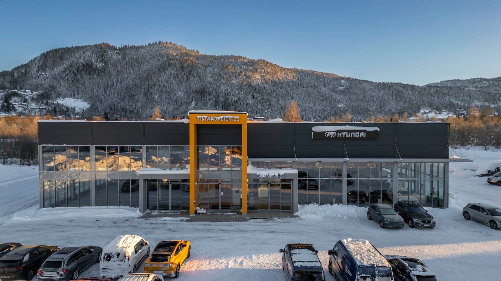 Moderne kombinasjonsbygg med salgshall og verksted på nesten 1.000 kvm - strategisk plassert langs E39 i et attraktivt handelsområde på Orkanger Galleribilde