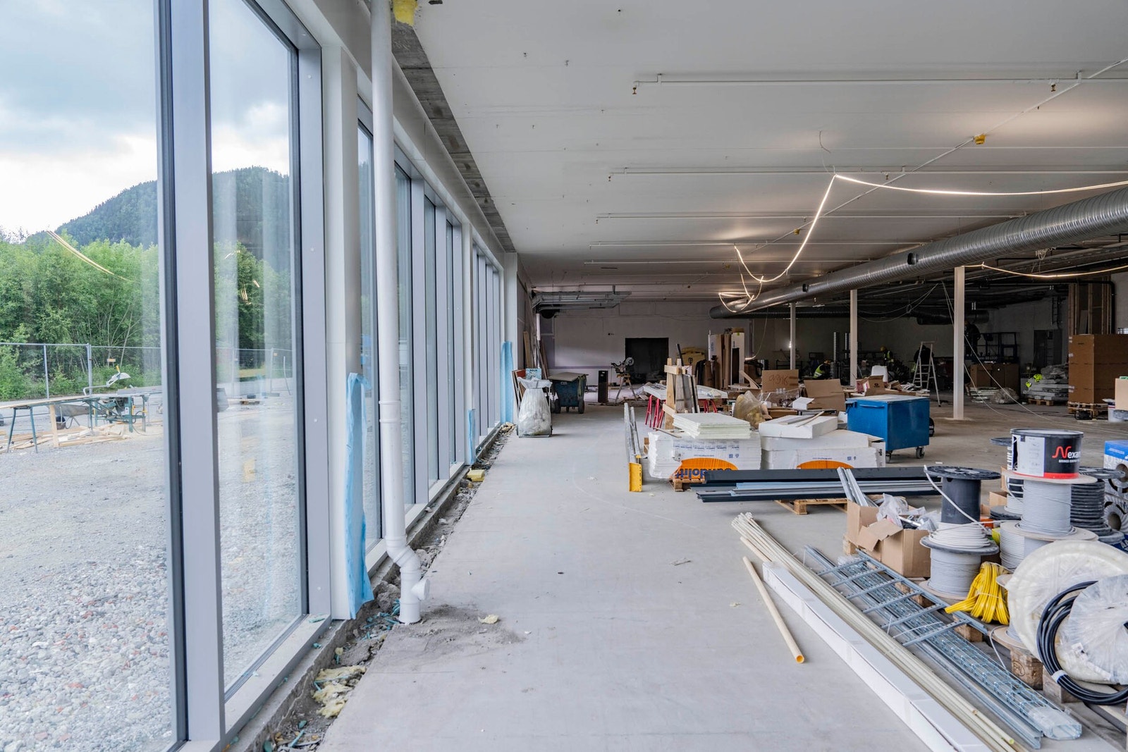 Bilde fra renoveringen - store vindusflater gir god eksponering og flotte lysforhold. Galleribilde