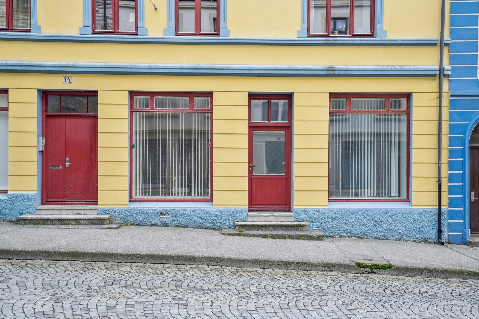Eiendommen består av en næringsseksjon i 1.etasje av et sjarmerende jugendstilbygg fra 1906. Galleribilde