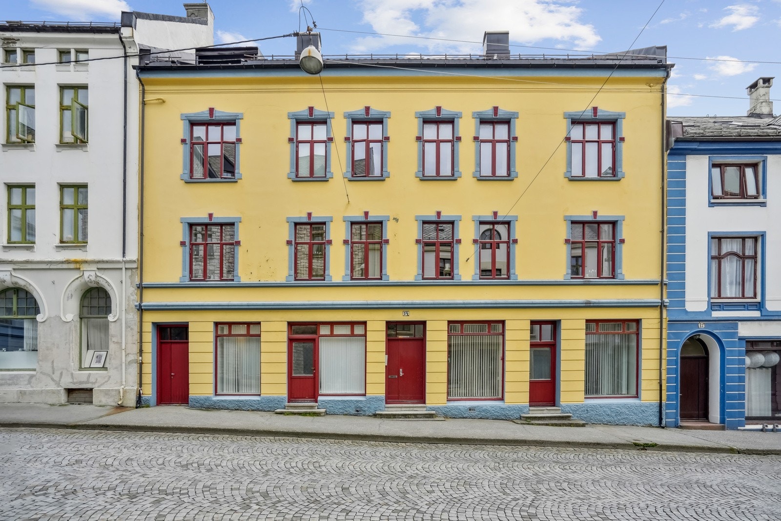 Eiendommen har en attraktiv beliggenhet i et av byens mest pulserende områder, omgitt av en rekke butikker, caféer og resturanter. Galleribilde