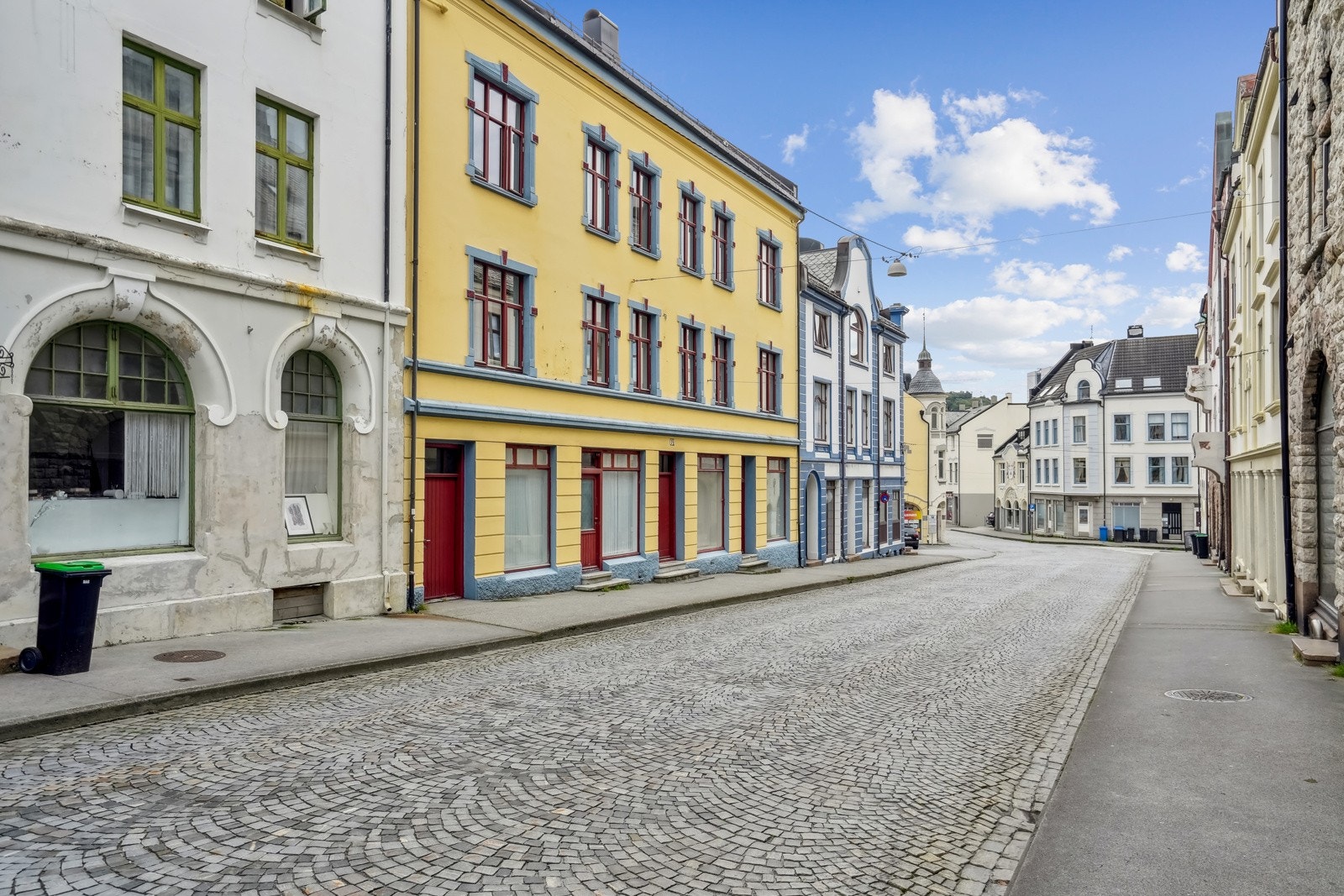Velkommen til Kirkegata 14 - en sentralbeliggende næringseiendom med et enormt potensiale. Galleribilde