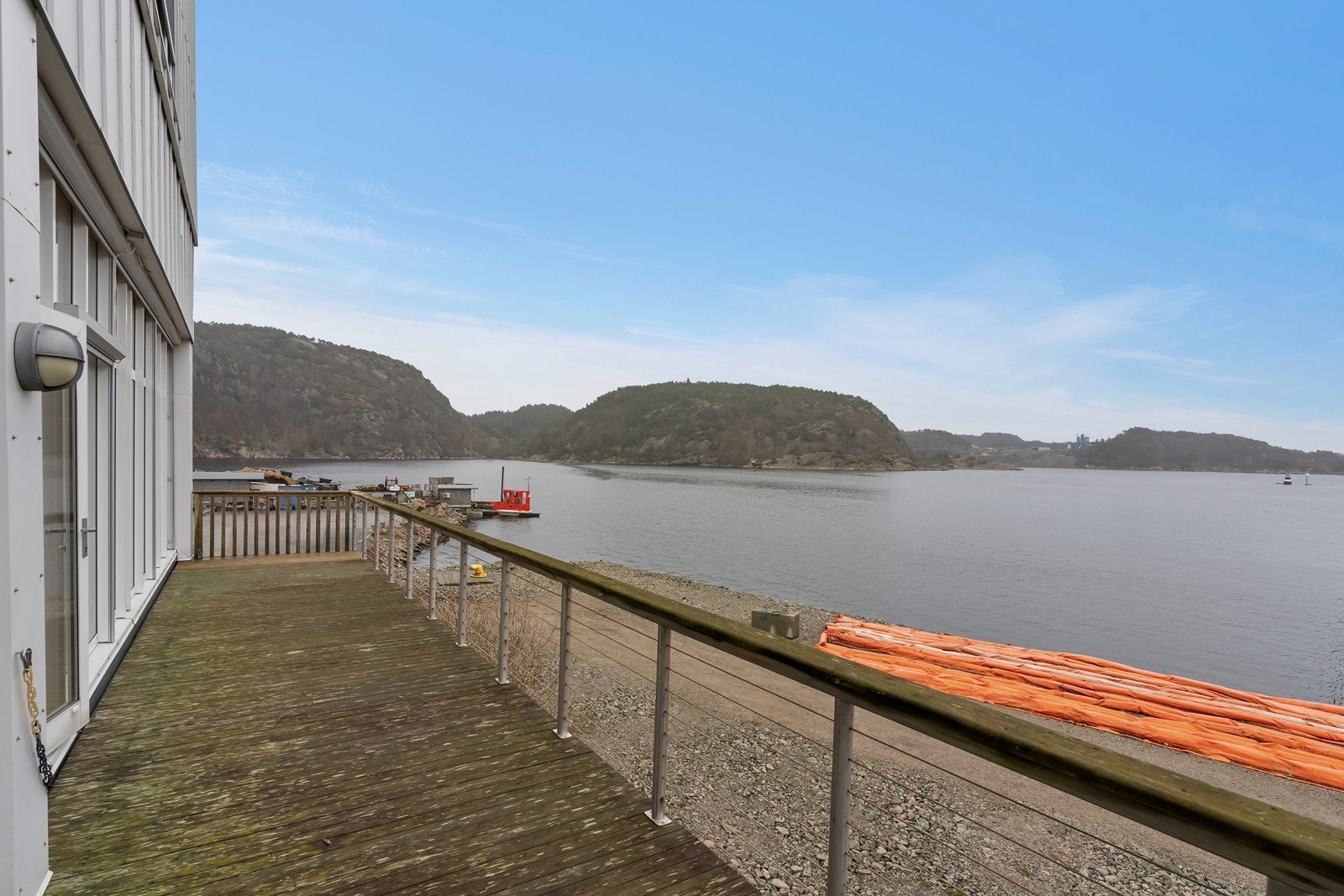 Terrasse med formiddagssol og sjøutsikt Galleribilde