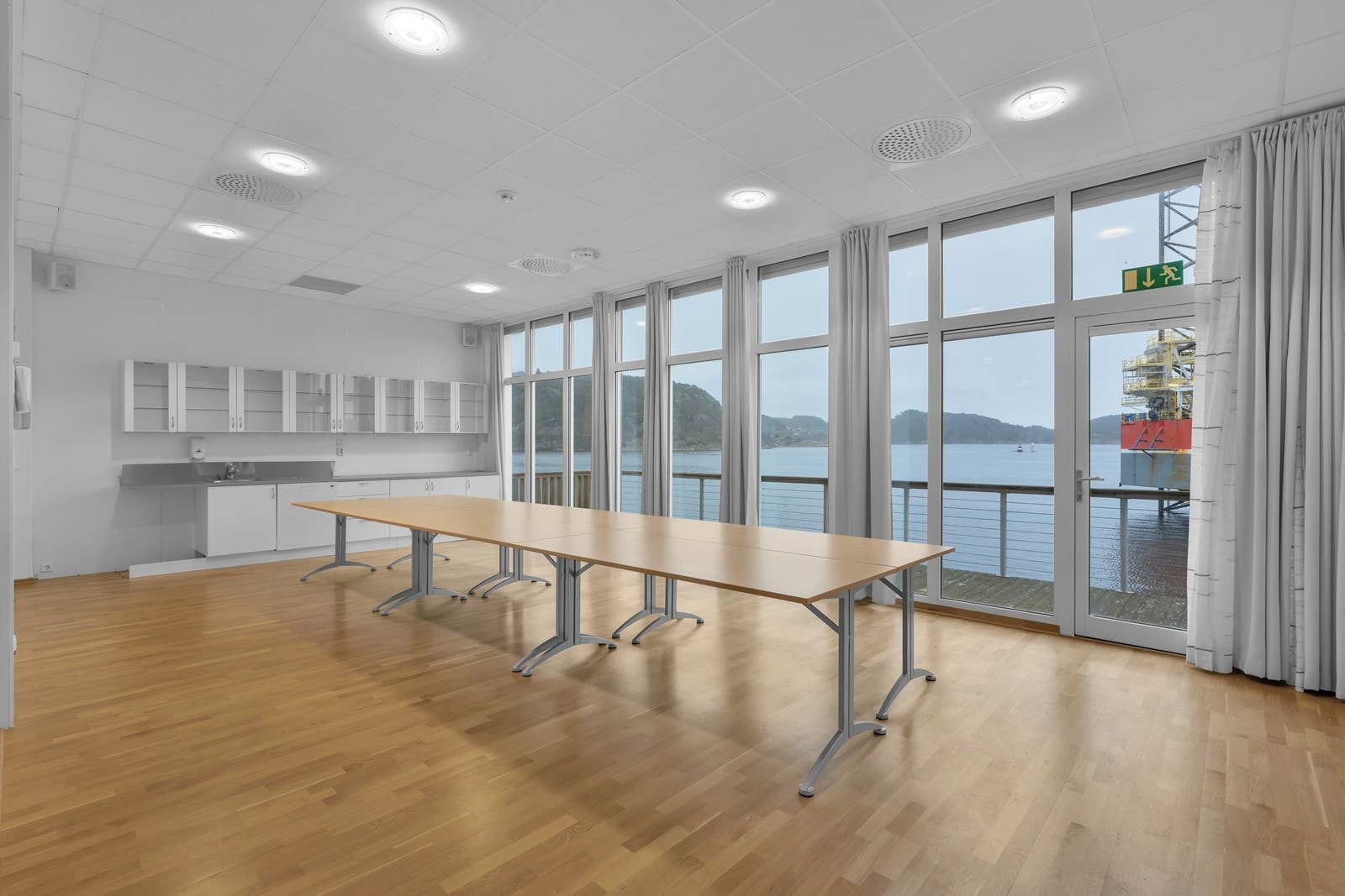 Kjøkken/ spiserom med terrasse Galleribilde