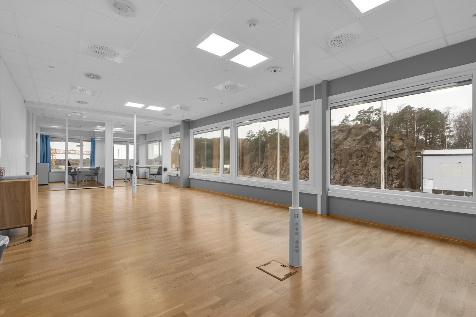 Åpent kontorlandskap og cellekontorer Galleribilde