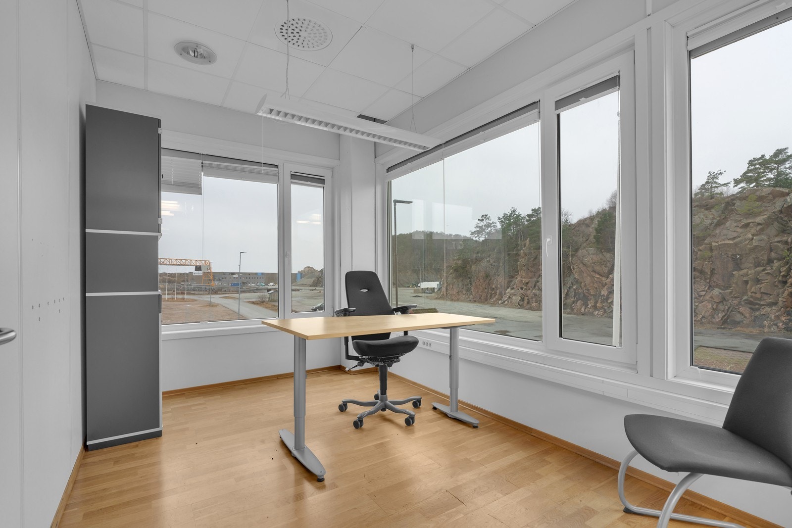 Et av byggets 24 cellekontorer Galleribilde