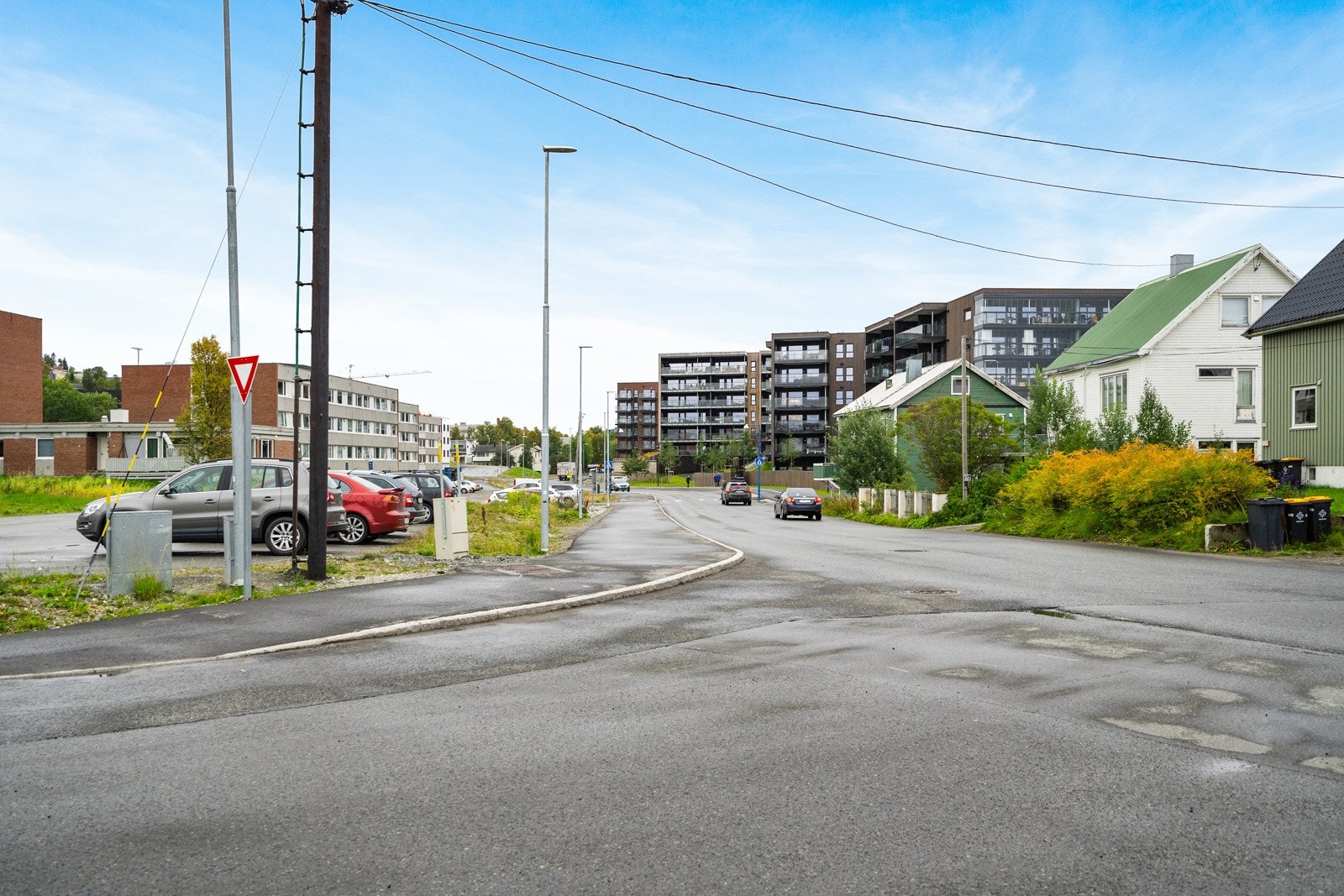 Eiendommen ligger sentralt til på Bjerkaker, med god eksponering mot vegen. Galleribilde