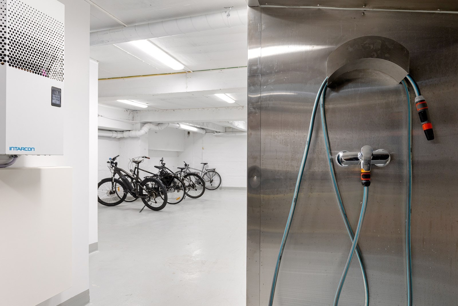 Sykkelparkering med sykkelvask Galleribilde