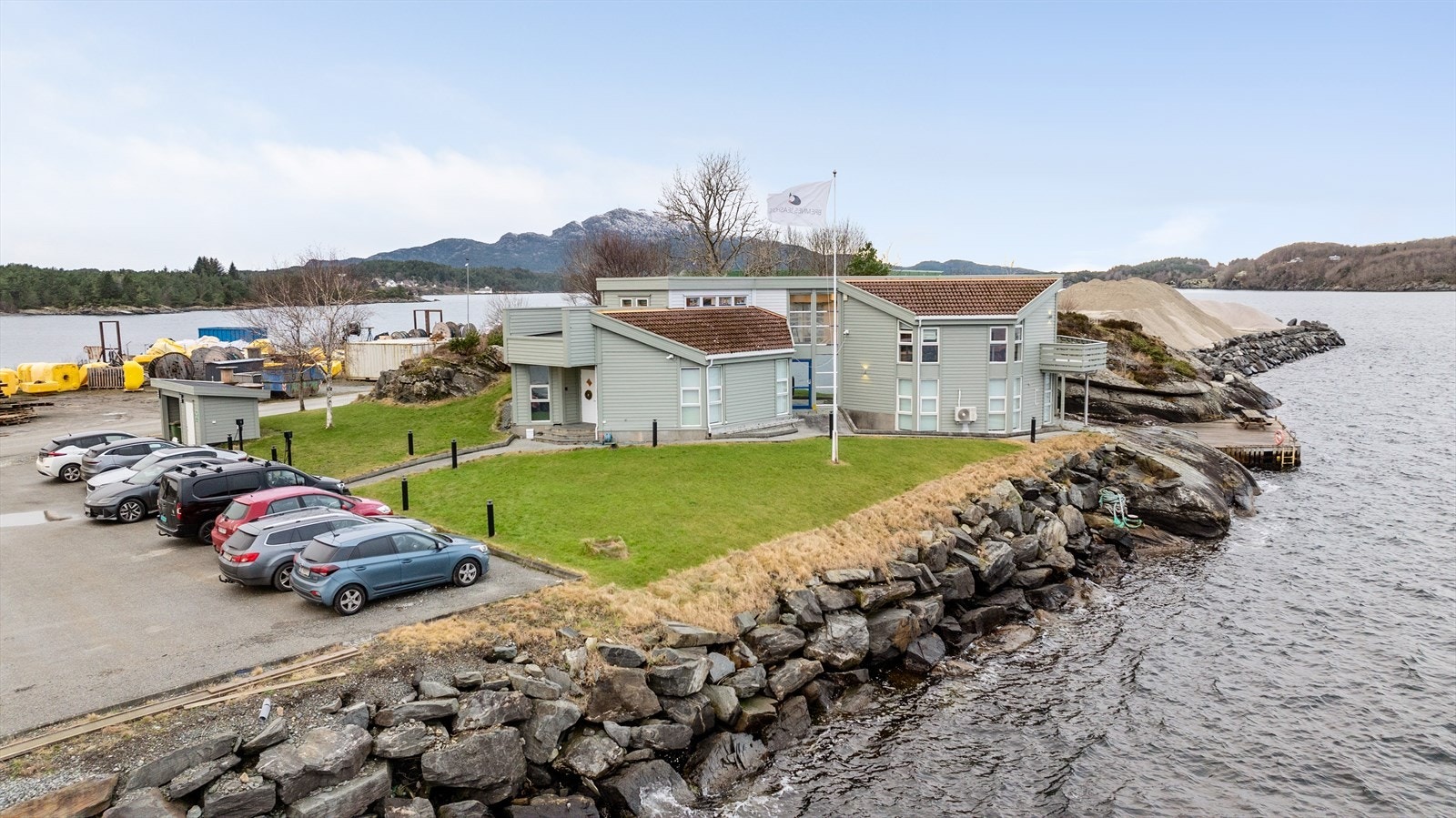 Kontorbygg med brygge til salgs Galleribilde