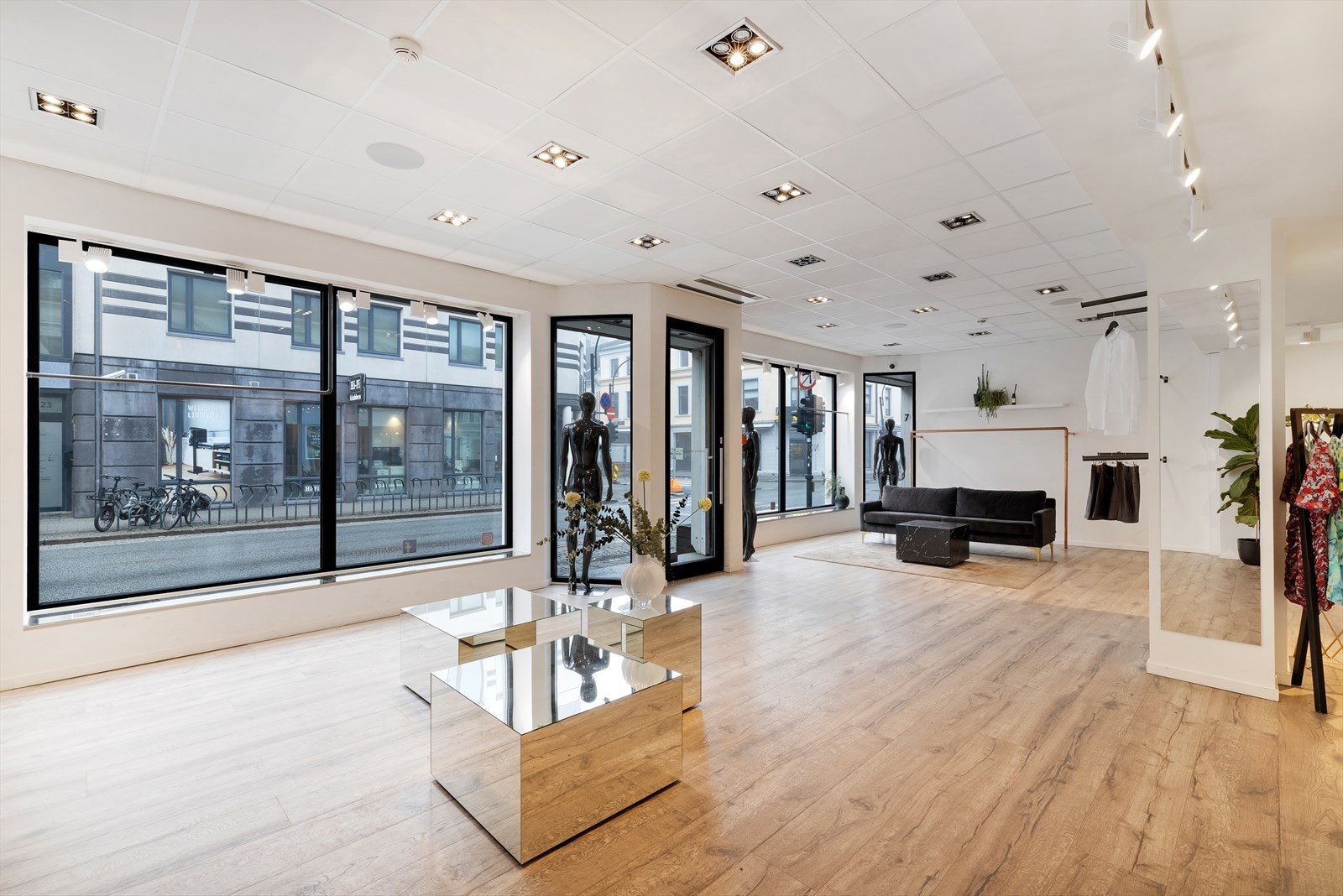 Store eksponerte vindusflater Galleribilde