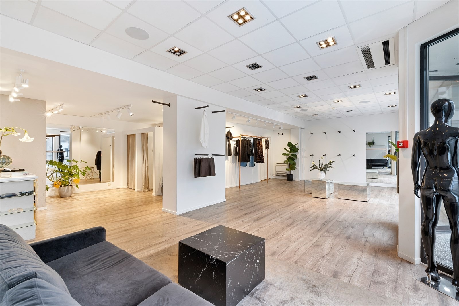 Stort åpent lokale med god butikkutforming Galleribilde