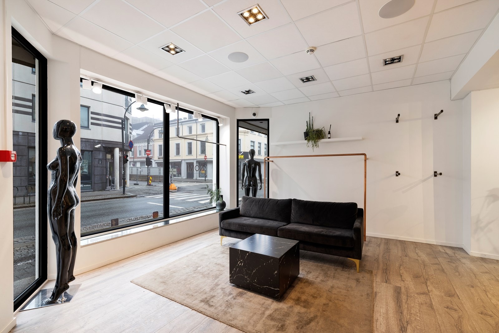 Flotte eksponerte lokaler med store vindusflater Galleribilde