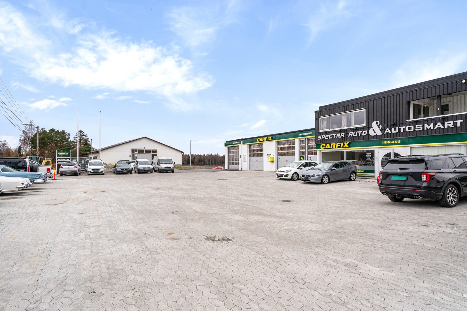 Showroom/garasje over 2. etg. i bakkant, verksted, bilbutikk og leilighet til høyre Galleribilde
