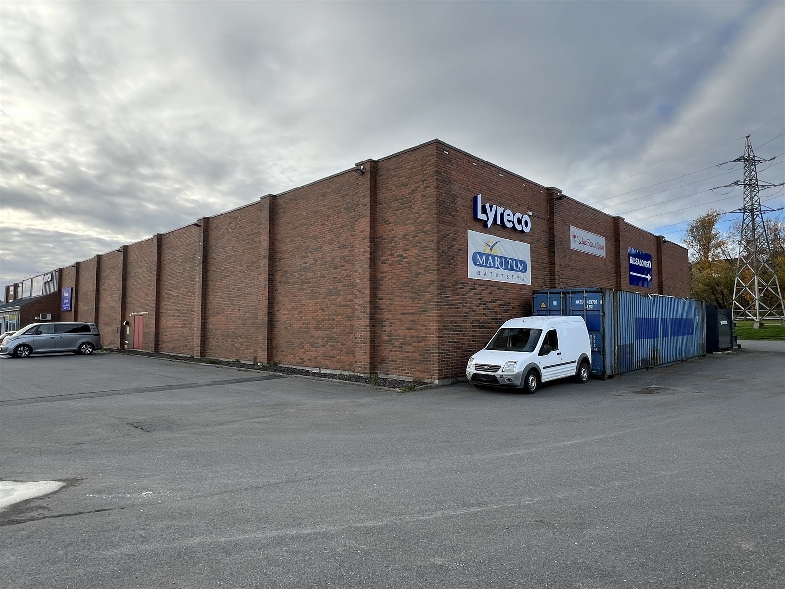 Fasade med virksomhetssskilt Galleribilde