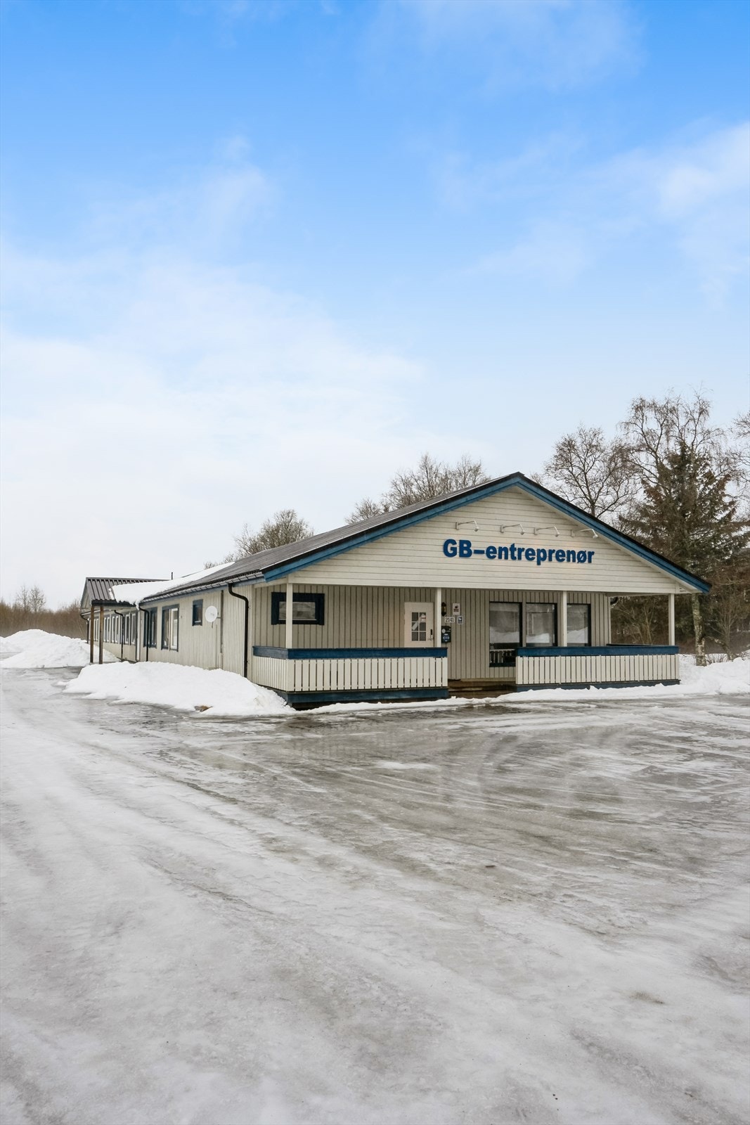 Romslig asfaltert tomt på ca. 5 mål med gode parkeringsarealer og enkel adkomst ved inngang til Skogmo industripark. Galleribilde
