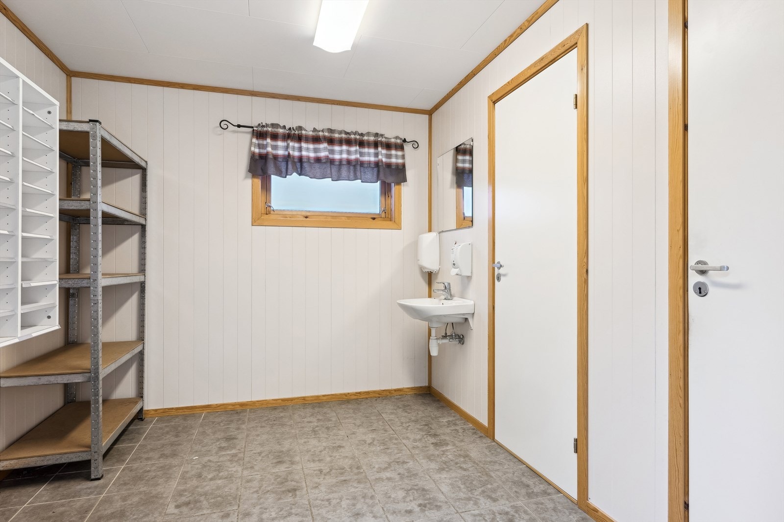 Garderoberom med vask og wc rom Galleribilde