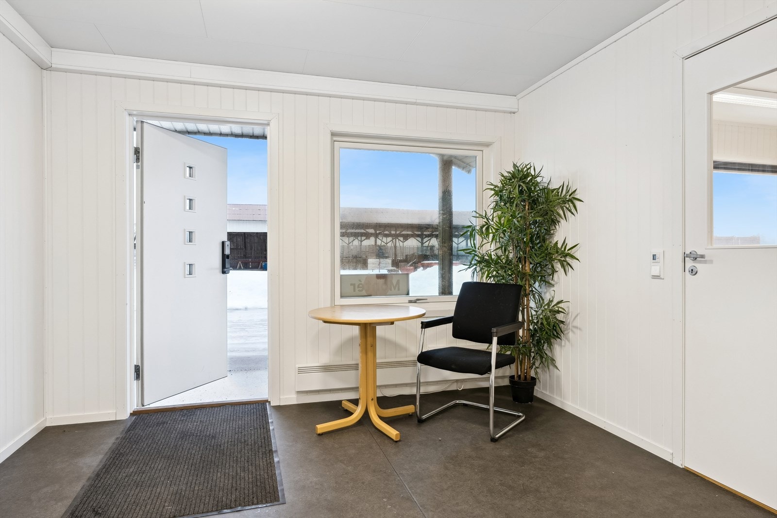 Bygget har 2 innganger. Kan deles av og passe for flere bedrifter i samme bygg. Svært gode parkeringsarealer. Galleribilde