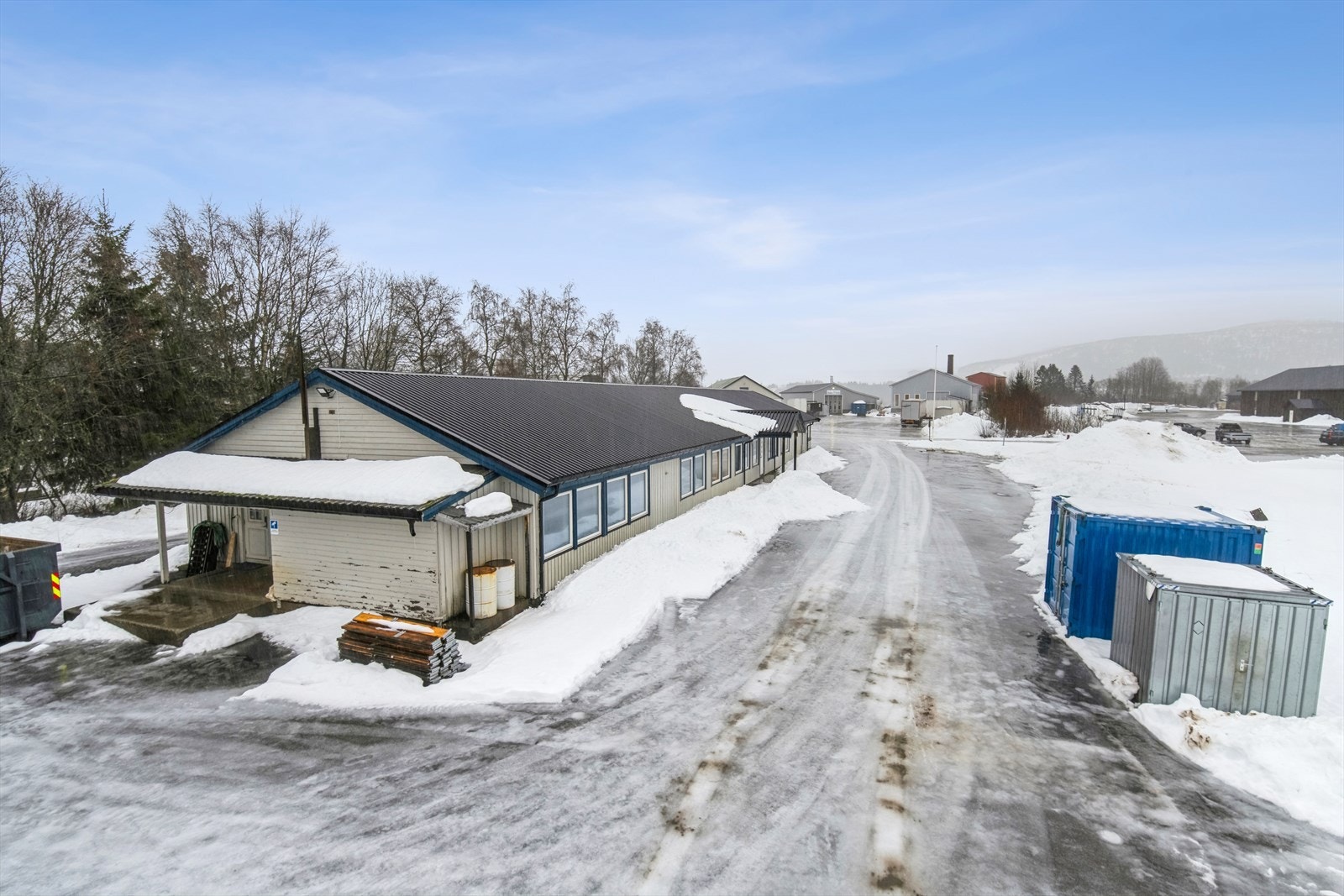 Skogmo - Kontorbygg (430 kvm) med lager beliggende ved innkjørsel til Skogmo Industripark.
Alt på ett plan. 5 mål tomt. Galleribilde