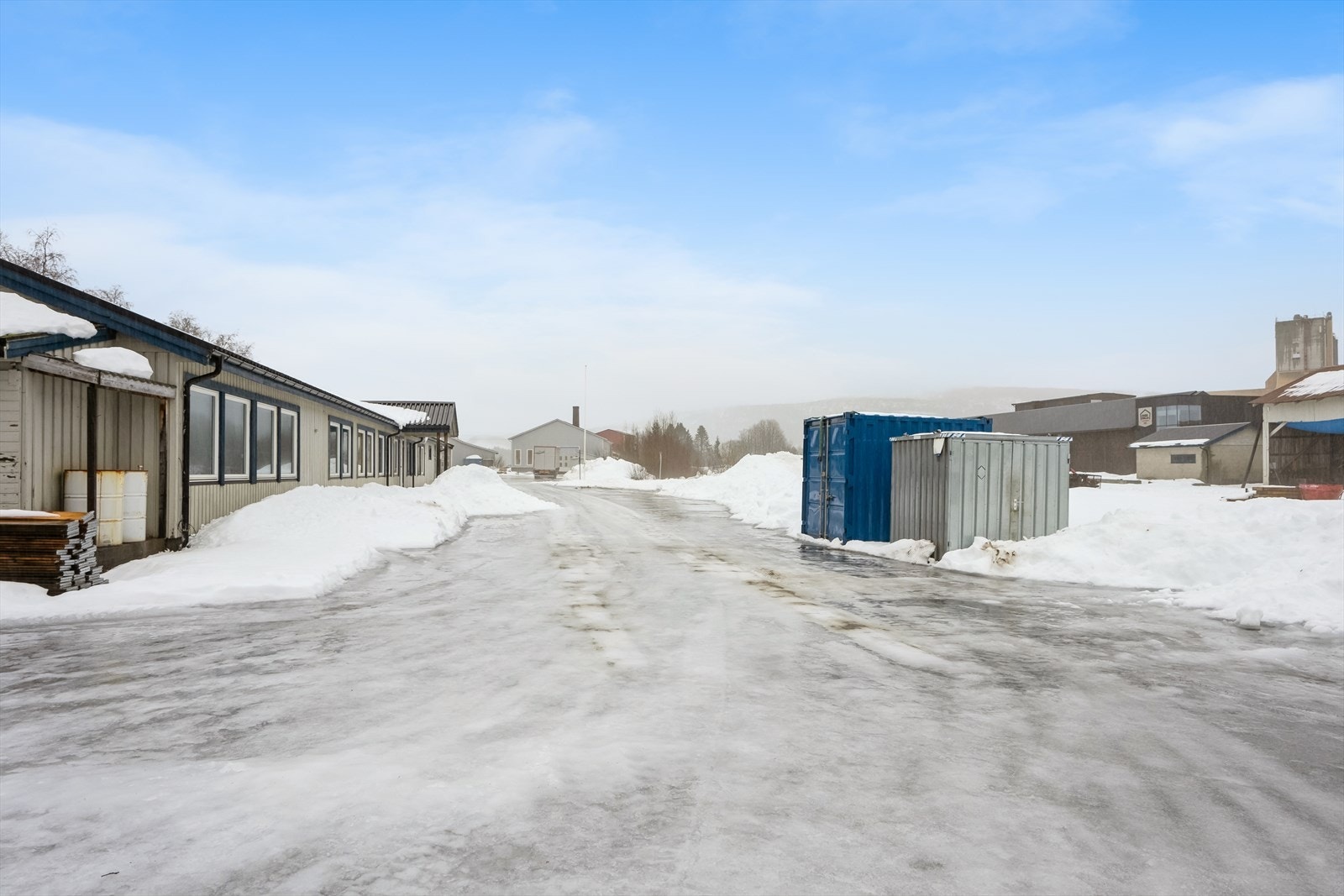 Romslig asfaltert tomt på ca. 5 mål med gode parkeringsarealer og enkel adkomst ved inngang til Skogmo industripark. Galleribilde