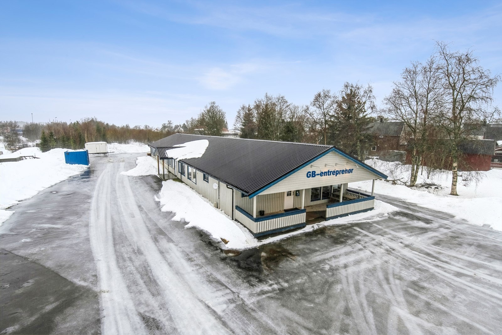 Skogmo - Kontorbygg (430 kvm) med lager beliggende ved innkjørsel til Skogmo Industripark.
Alt på ett plan. 5 mål tomt. Galleribilde