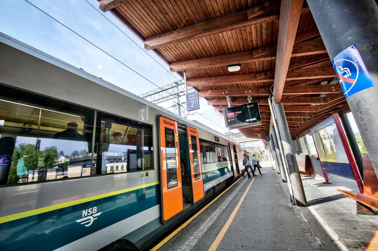 I Sandvika stopper flytoget, lokaltog og ordinære ruter - med 2 minutter å ga til kontoret. Galleribilde