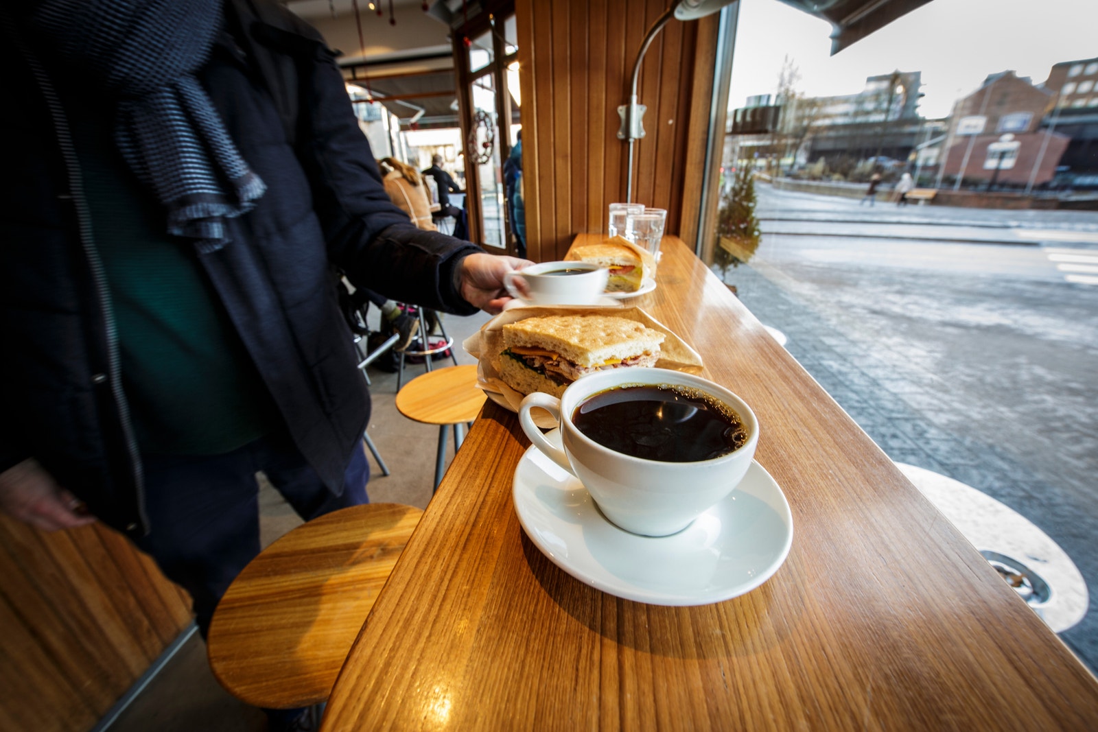 Det er stort utvalg av restauranter og cafeer rett utenfor døren. Galleribilde