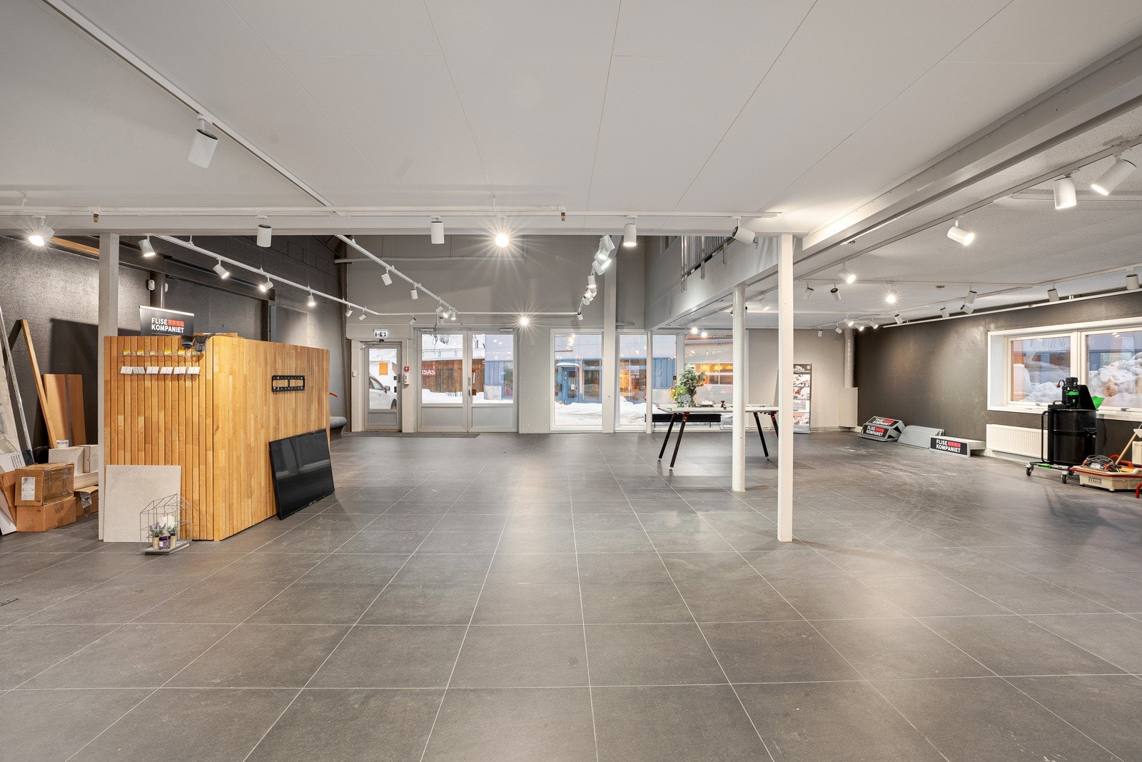 1. etg har to inngangspart, store salgsflater og godt med tilpasningsmuligheter. Galleribilde