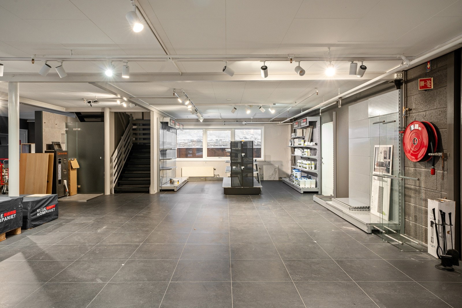 Godt med vinduer sørger for å gi god romfølelse i lokalene. Galleribilde