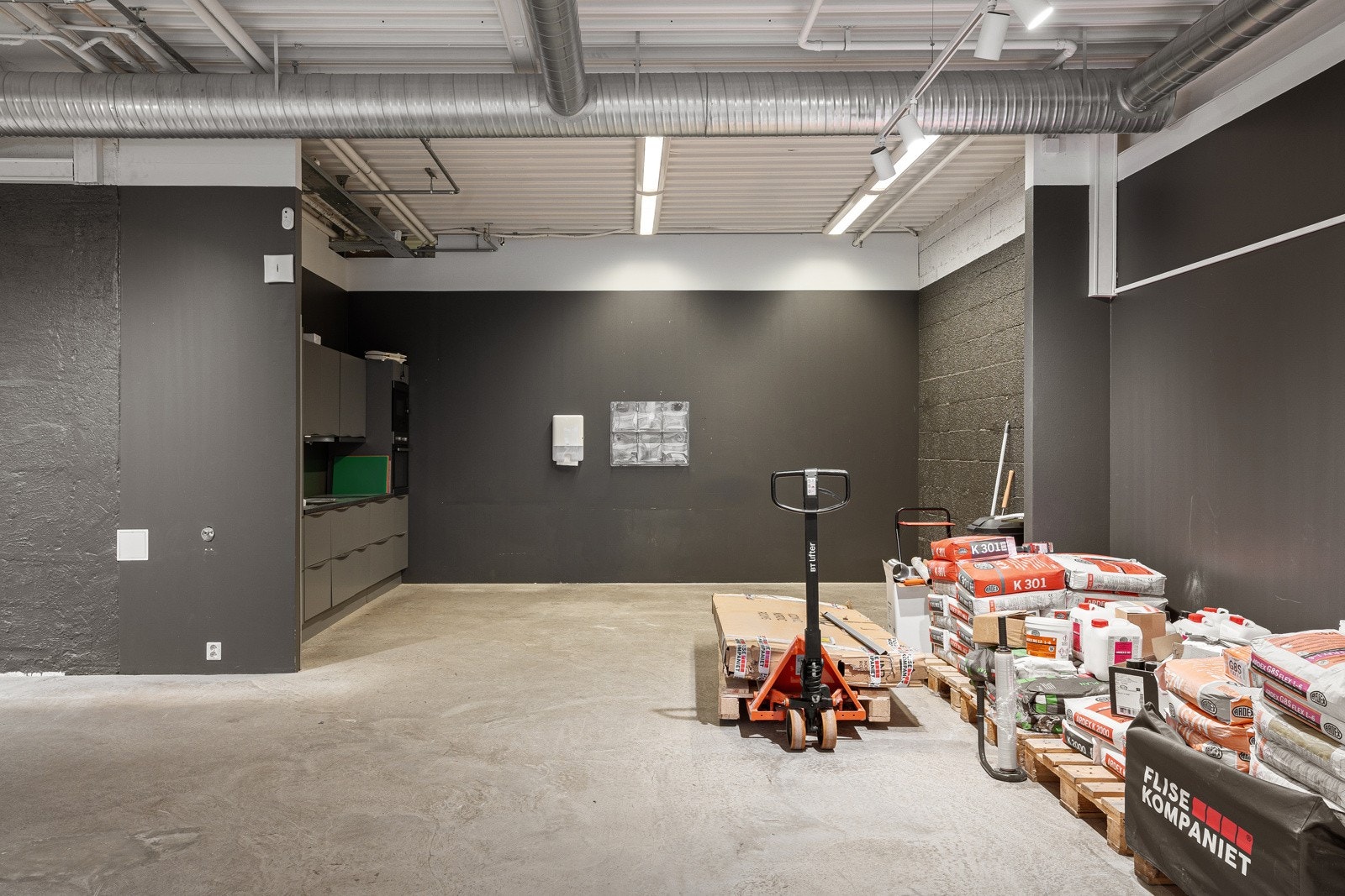Montert moderne kjøkken i en ene delen på 1. etg. Galleribilde