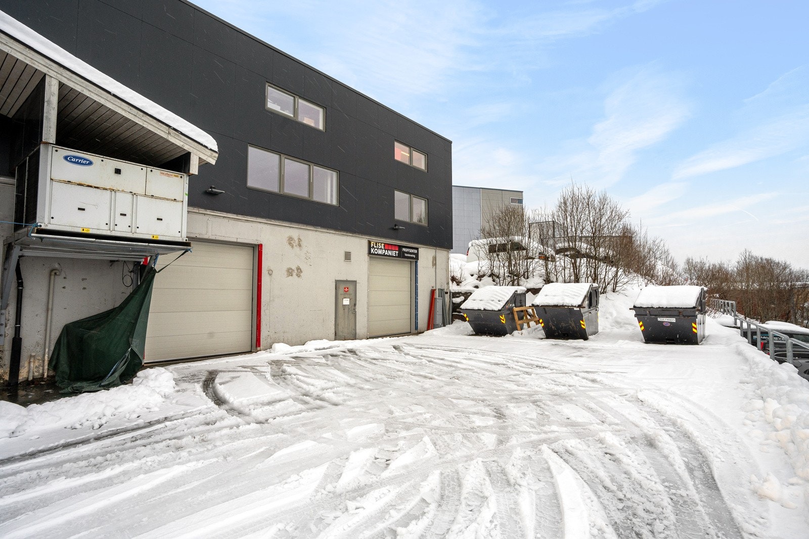 Underetasjen har adkomst fra nedsiden av bygget. Her er det to kjøreporter på ca. 3,1m x 3m. Galleribilde
