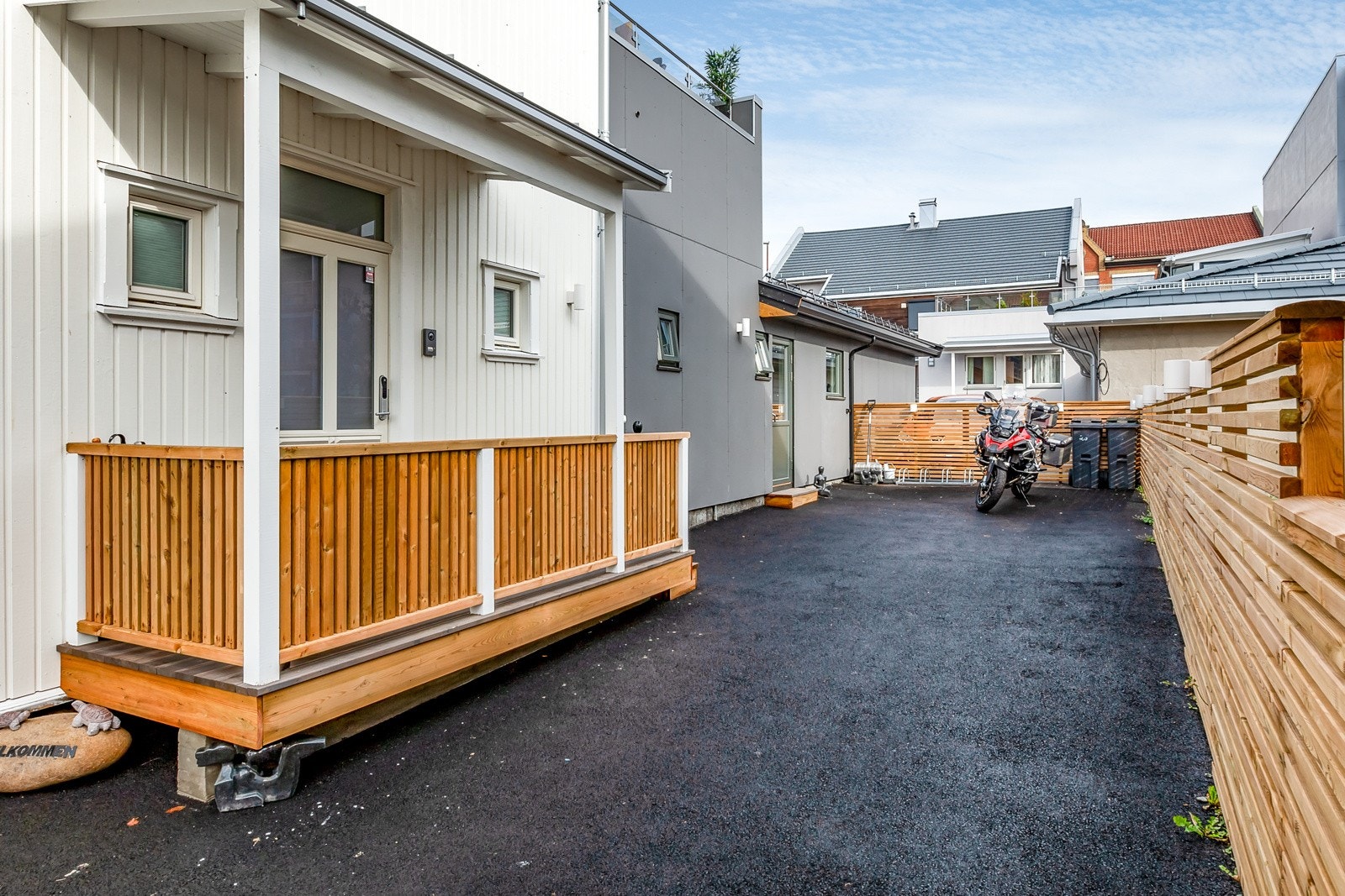 Fra gårdsplassen med parkering Galleribilde