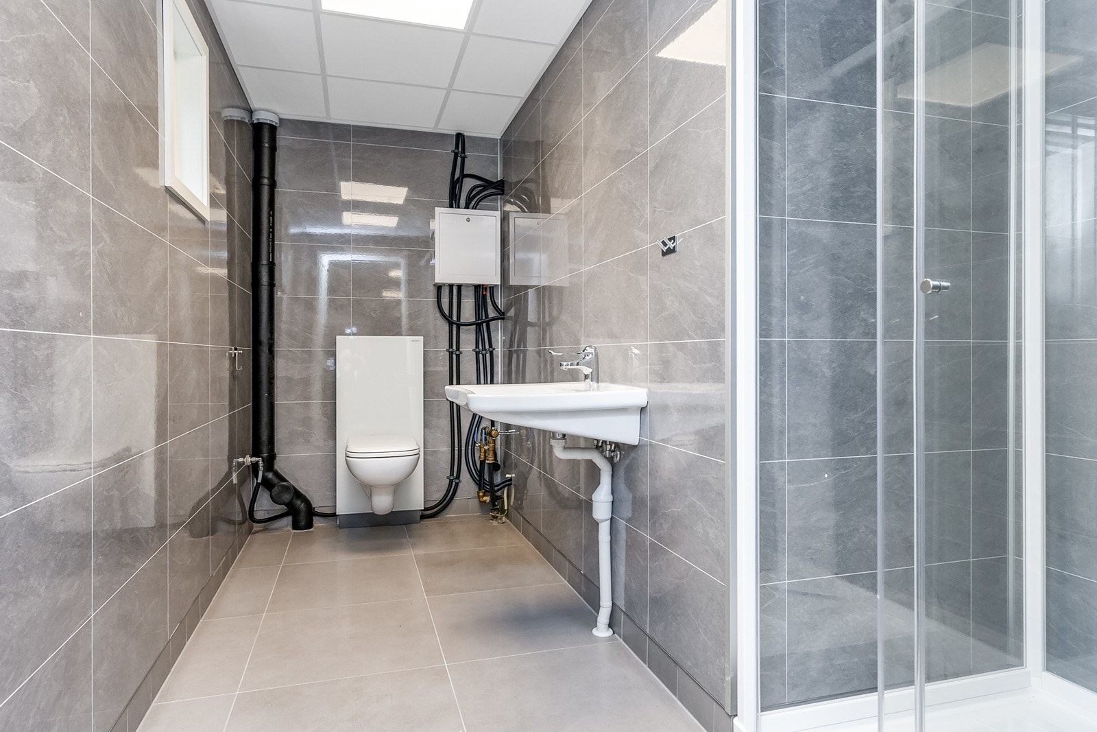 Bad med toalett og dusj i næringsdel Galleribilde