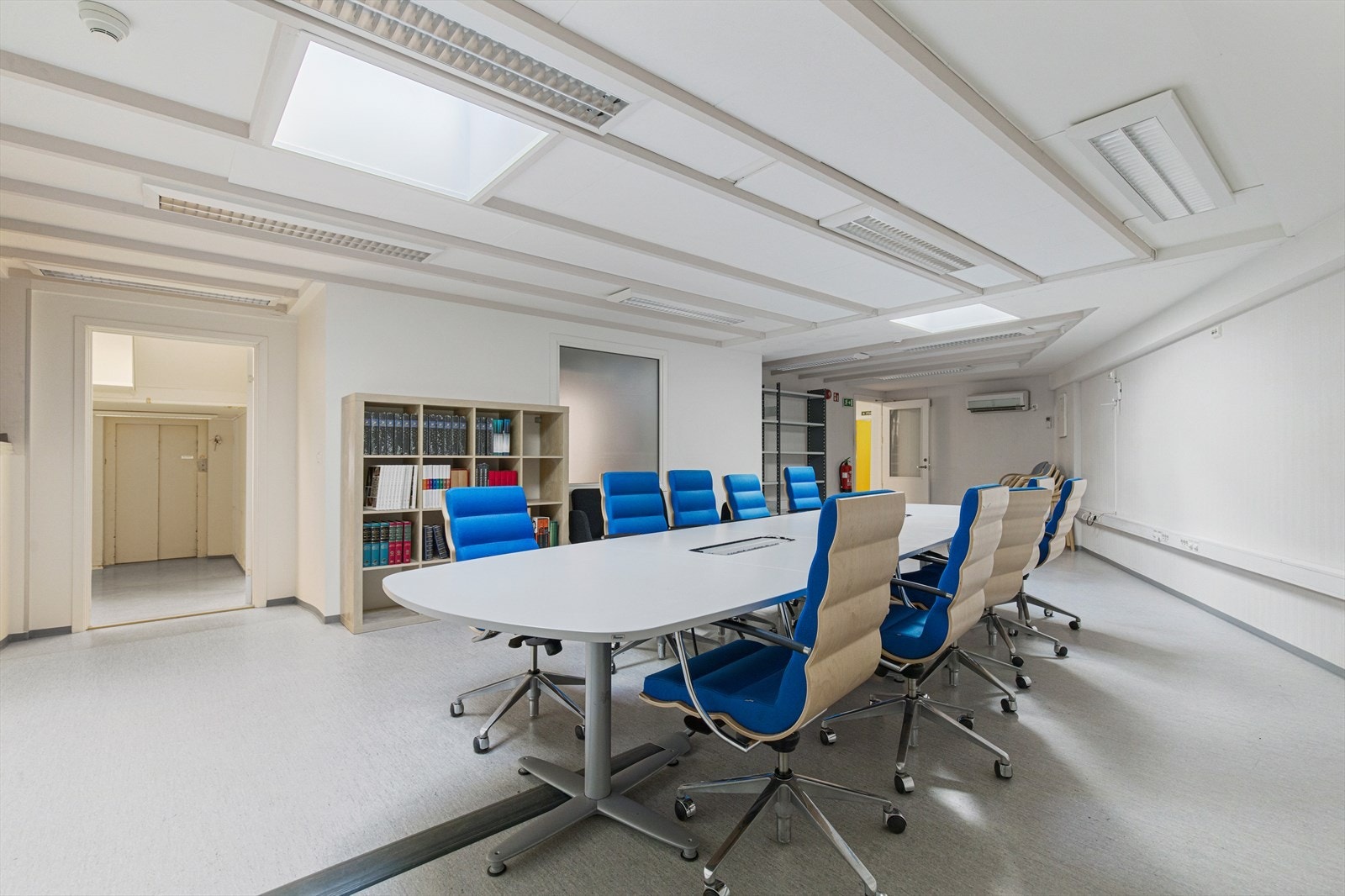 Forretningseiendom med kontor, lager og butikk, og mye potensiale Galleribilde