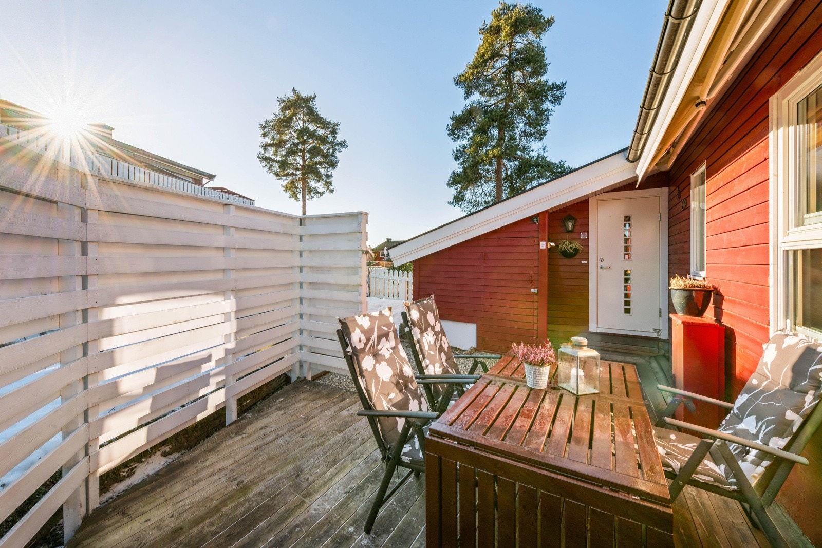 En idyllisk frokostplass. Den store markisen er praktisk når solen blir for sterk og ved nedbør. Galleribilde