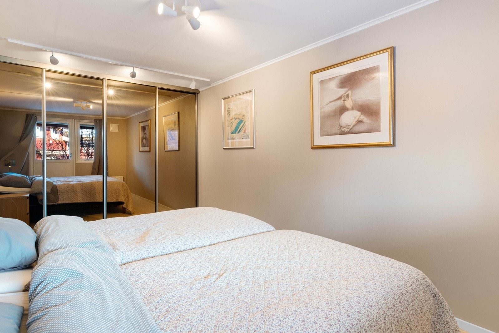 Hovedsoverommet har stor skyvedørsgarderobe med speilglassdører langs hele den ene veggen. Elfa innredning. Ekstra spotlights i taket. Galleribilde