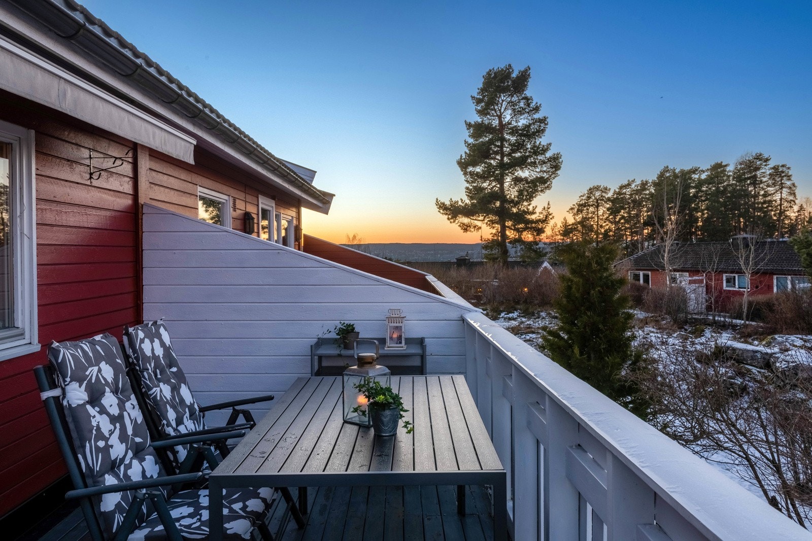 Usjenert balkong med sol til langt utpå kvelden sommerstid. Bildet viser solnedgang ca. kl. 17, primo februar, så her er det er bare å glede seg til mange, vakre solnedganger. Galleribilde