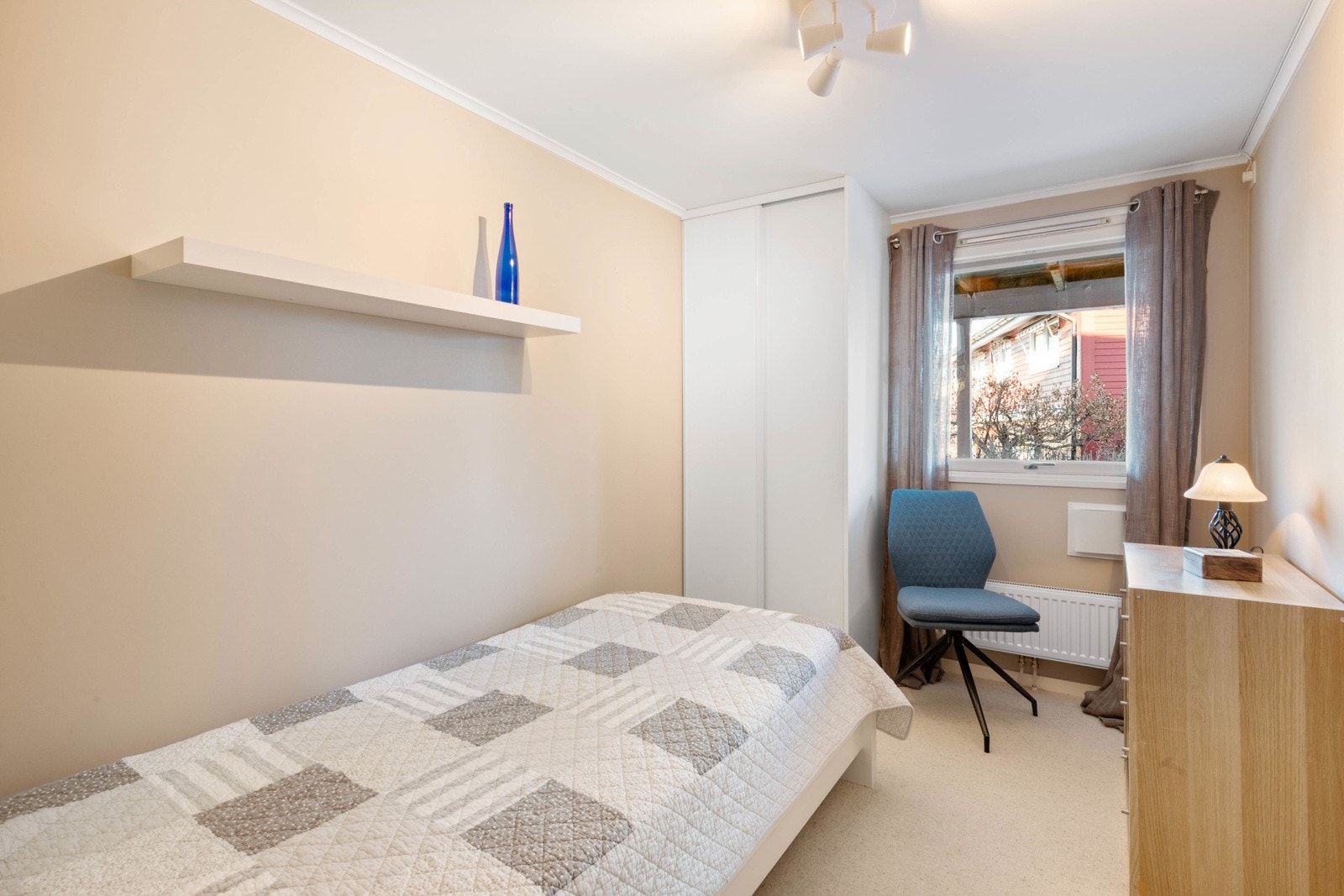 Det midterste soverommet er ca. 6 kvm. og har skyvedørsgarderobe. Galleribilde