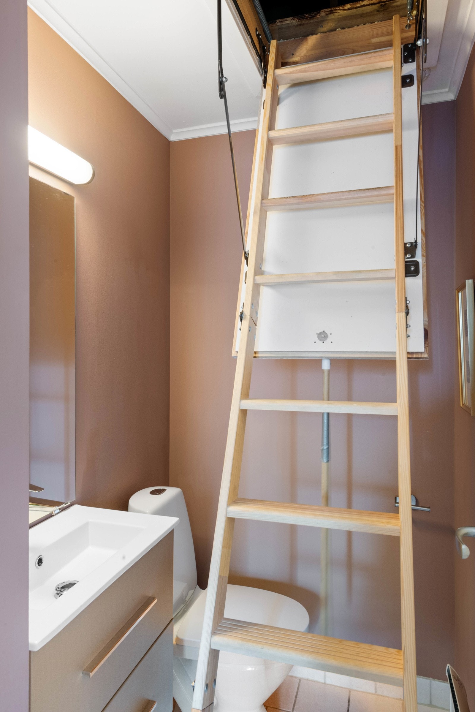 Loftsluke med trapp på WC. Galleribilde