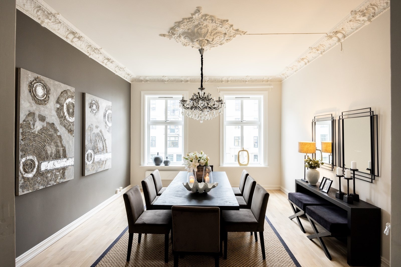 En herskapelig spisestue med god plass til et stort spisebord - perfekt for hyggelige middager og sosiale sammenkomster med venner og familie! Galleribilde