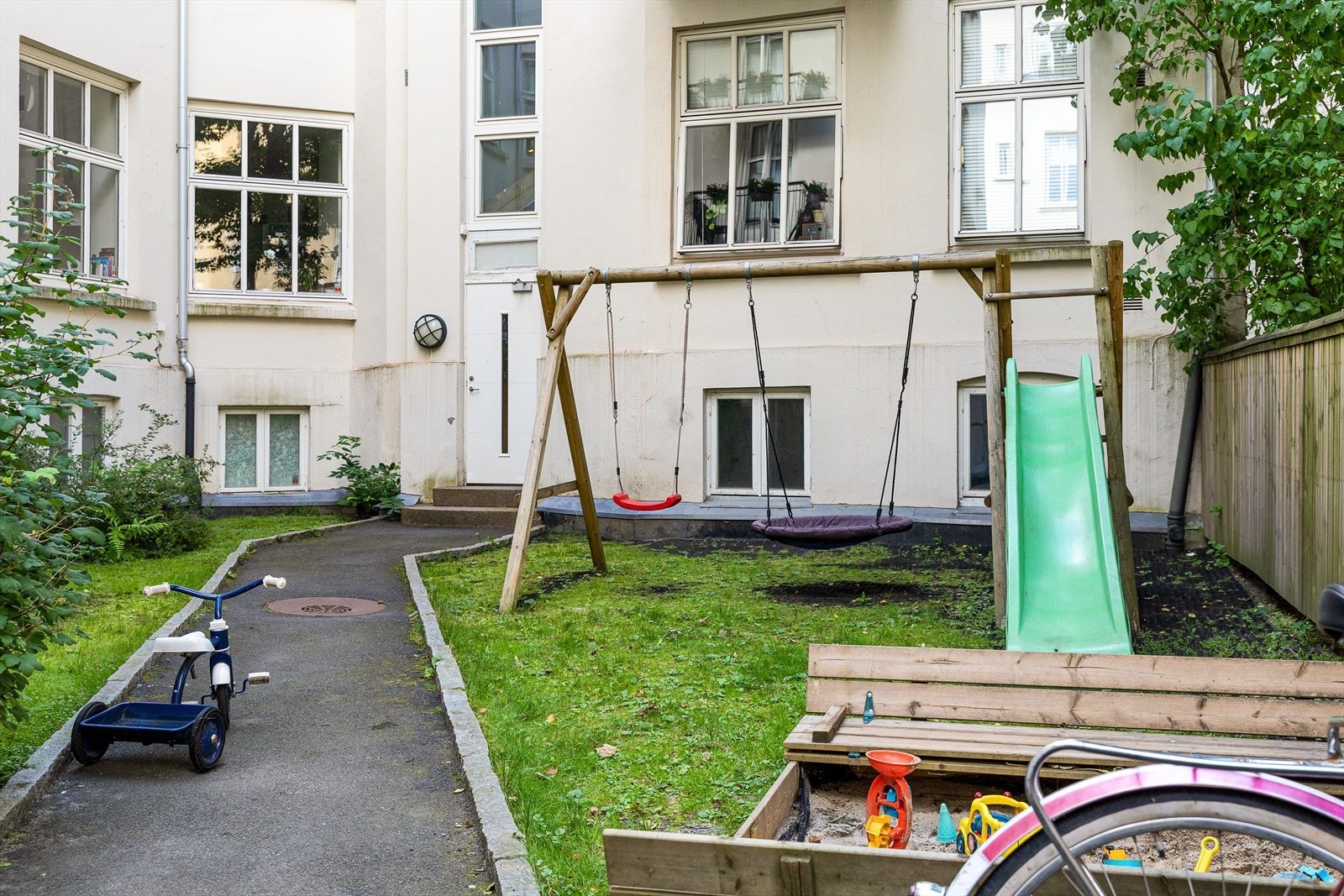 Lekeplass i bakgård Galleribilde