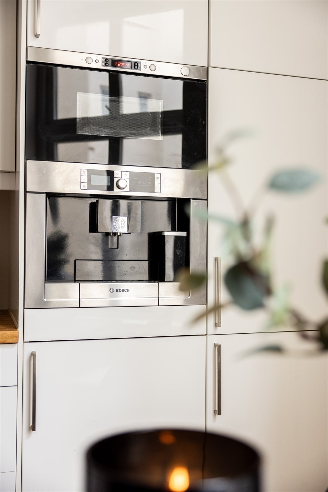 Kjøkkenet utstyrt med stekeovn og platetopp fra LG, kaffemaskin fra Bosch, samt mikrobølgeovn og integrert kjøl/frys Galleribilde