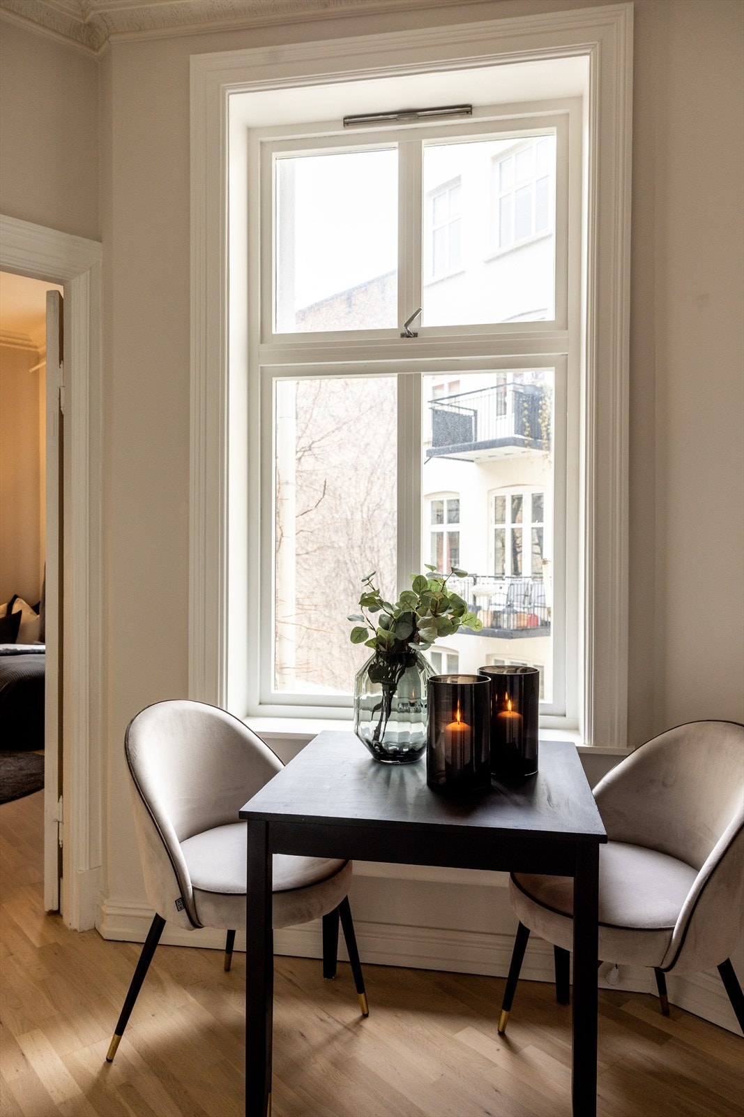 Plass til en liten spisegruppe, et ypperlig sted for en god frokost og en varm kaffekopp Galleribilde