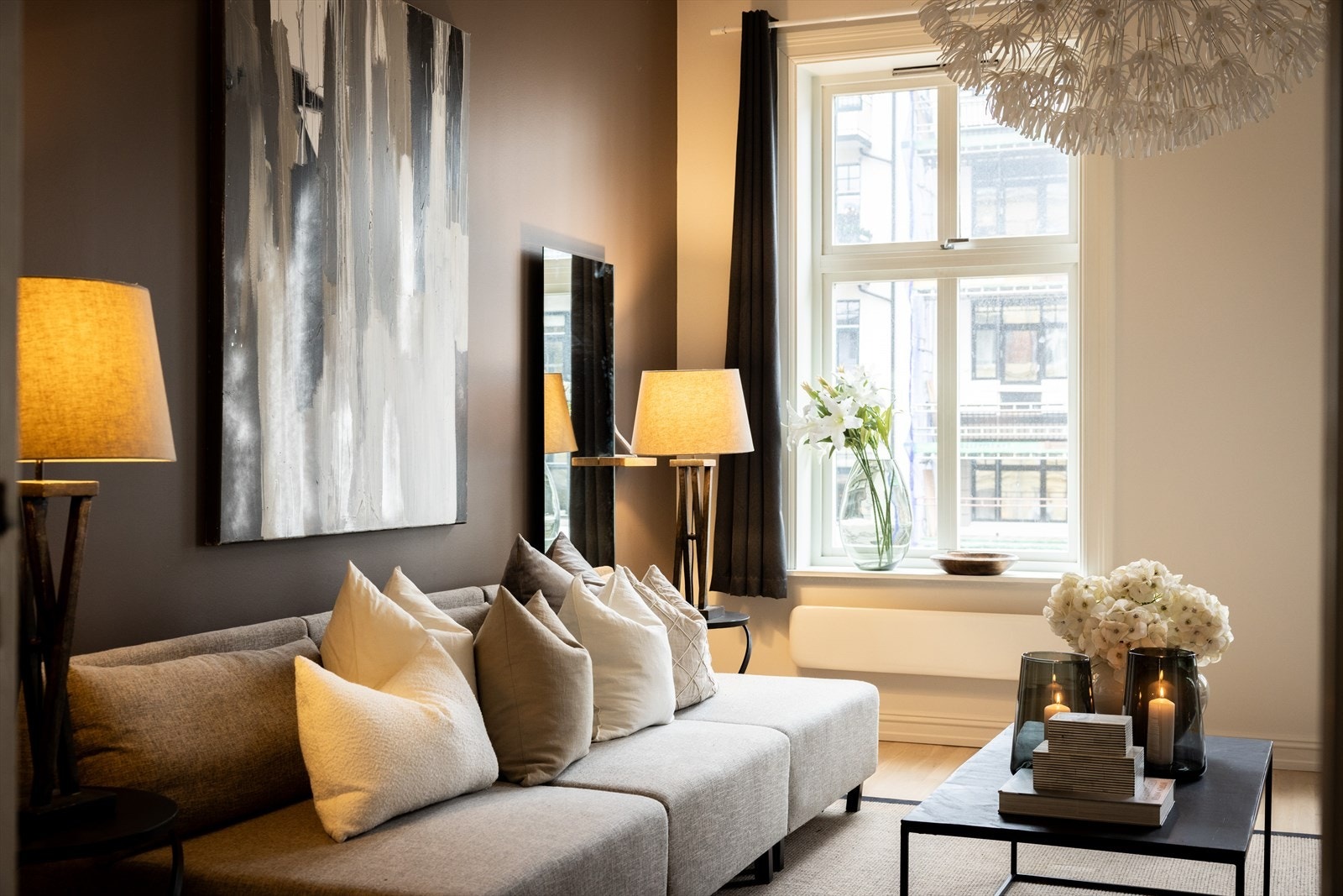 En nydelig og romslig stue med plass til en større sofagruppe og annet møblement Galleribilde