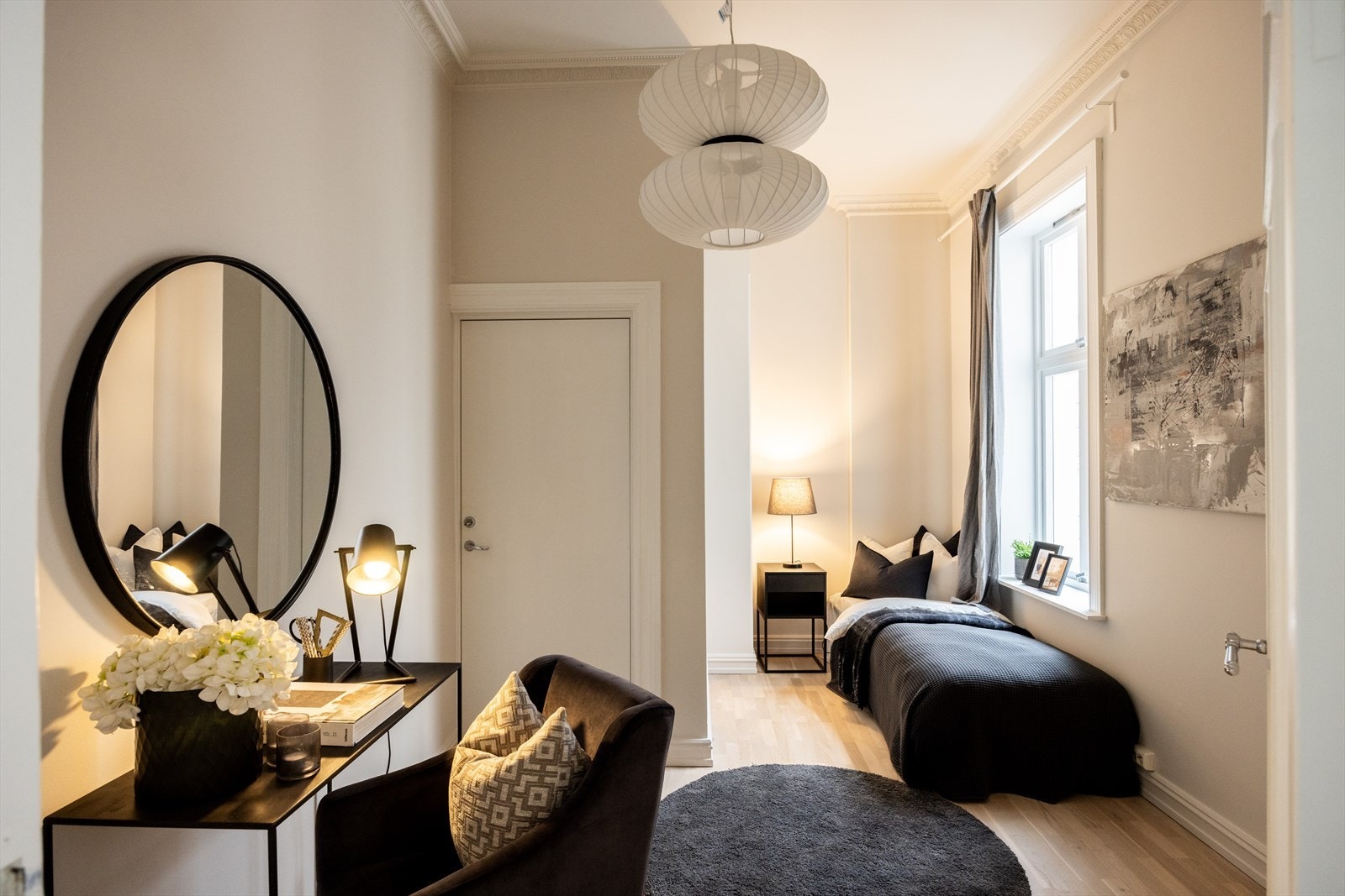 Soverommet har plass til en større seng, skrivepult og en garderobeløsning. Det har også utgang til felles baktrapp Galleribilde