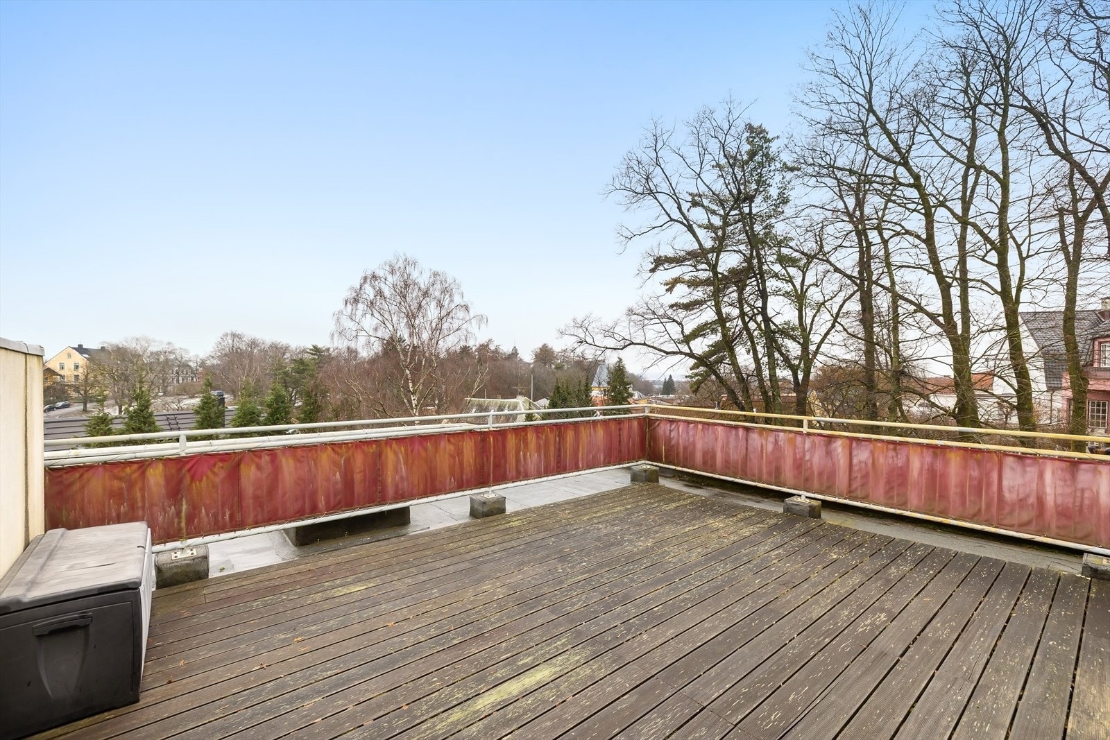 Felles, solrik takterrasse. Galleribilde