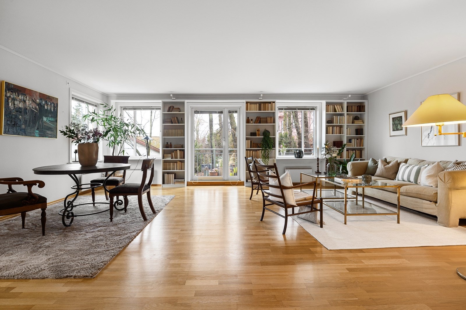 Leiligheten er romslig, og har en svært god planløsning. Her har du store rom og generøse vindusflater. Galleribilde