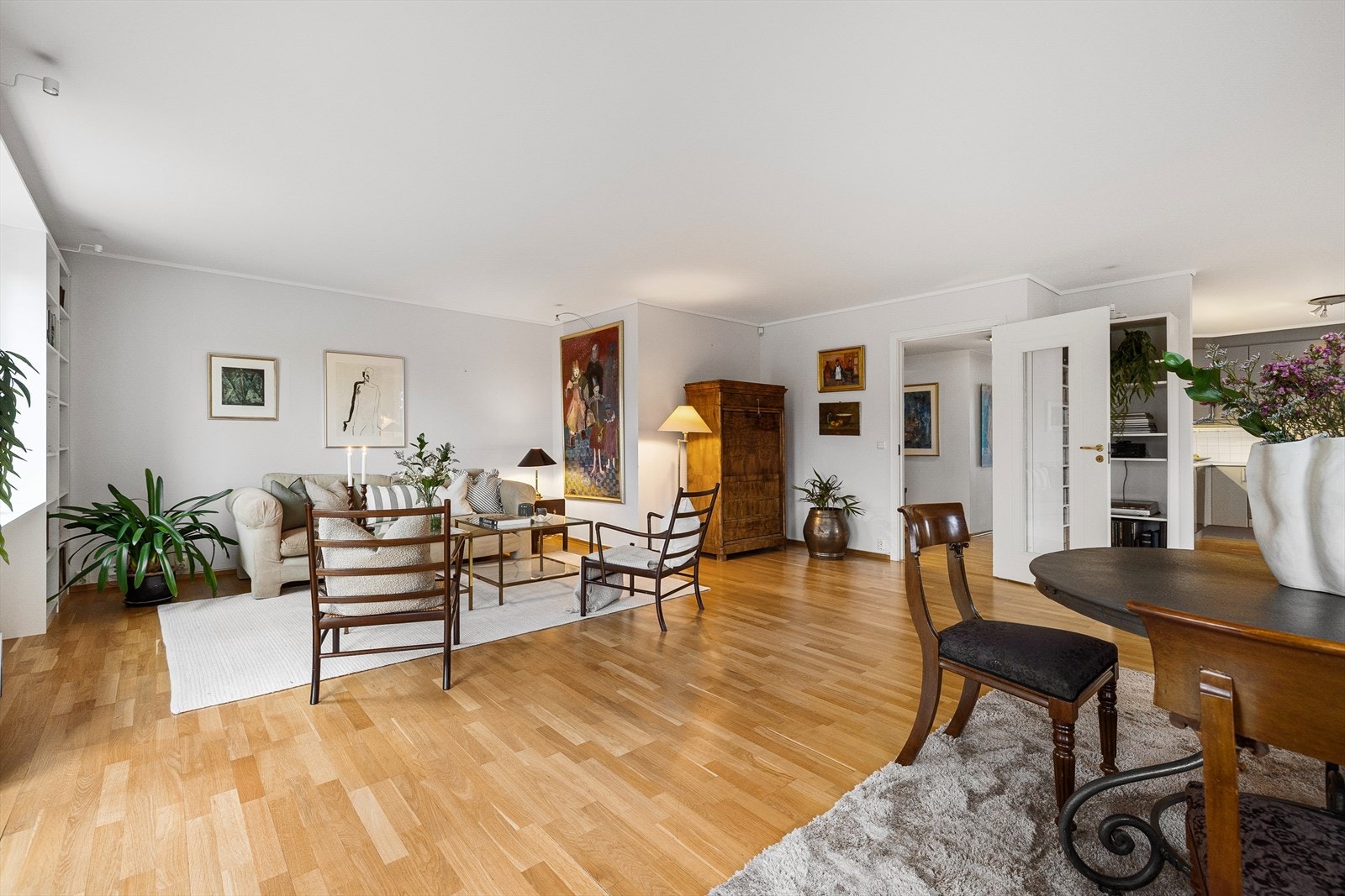 I stuen er det god plass til flere soner med blant annet stor sofagruppe med tilhørende sofabord og tv-møblement og egen spisestue. Galleribilde