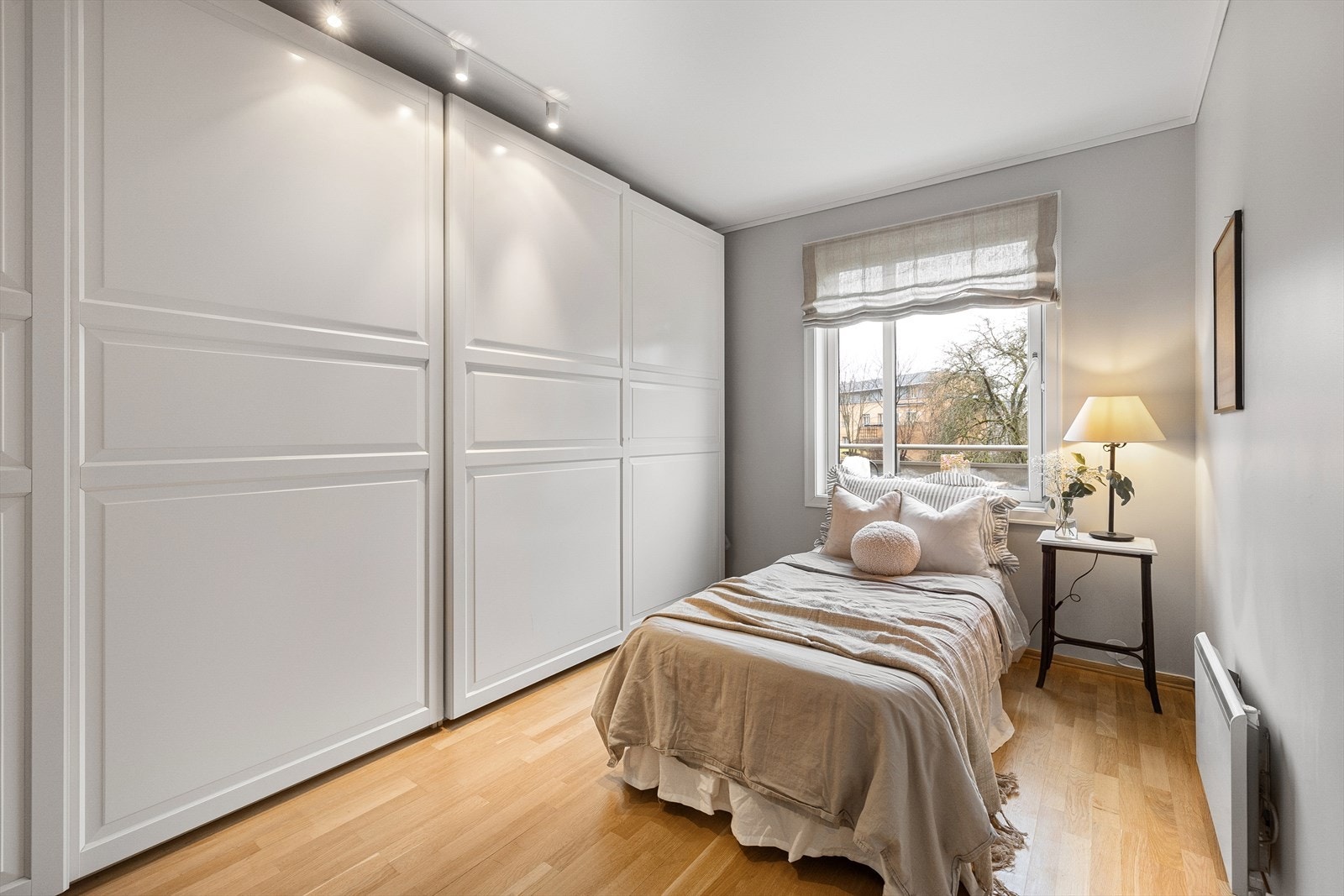 Soverom 2 passer godt som barnerom, gjesterom eller hjemmekontor. Galleribilde