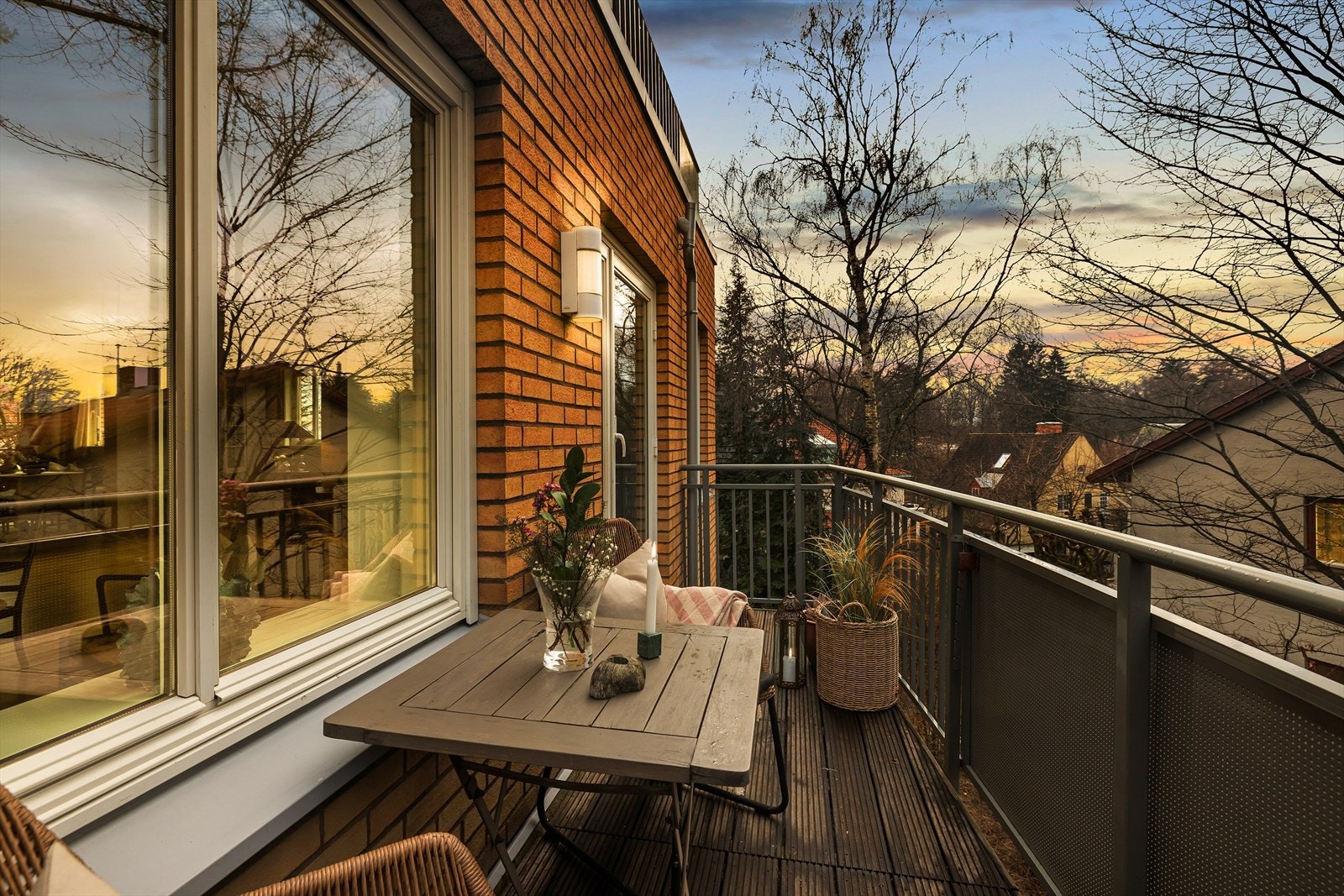 På balkongen er det god plass til utemøblement, grill og beplantning. Fra balkongen er det grønt og fint utsyn mot rolig område. Galleribilde