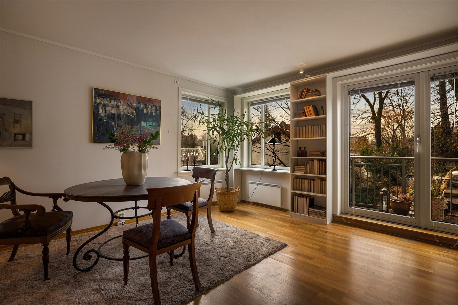 Leiligheten ligger i et bygg fra 2001, og oppleves velholdt. Galleribilde